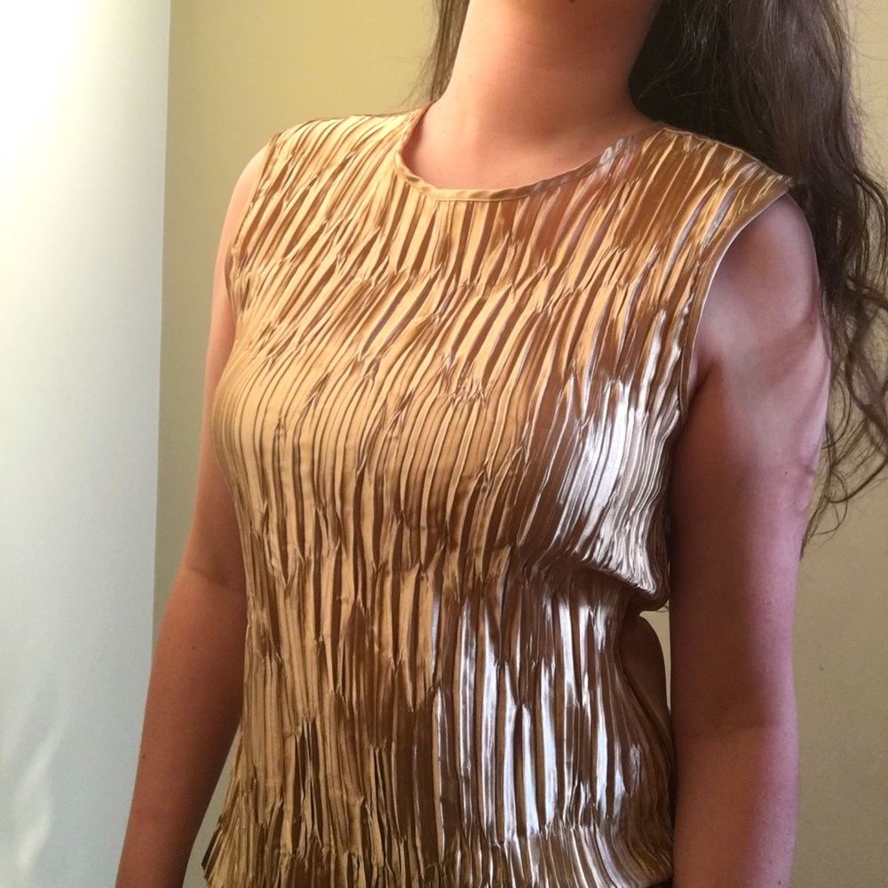 Gold crinkle texture sleeveless tank top